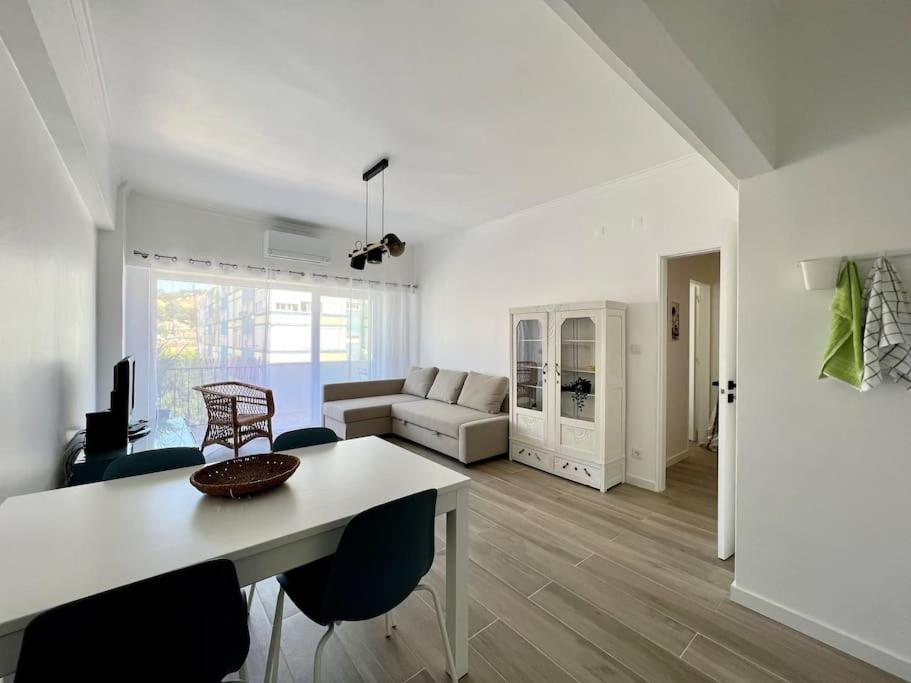 Apartamento Muito Central - 300 Metros Da Praia Daire Costa da Caparica Dış mekan fotoğraf