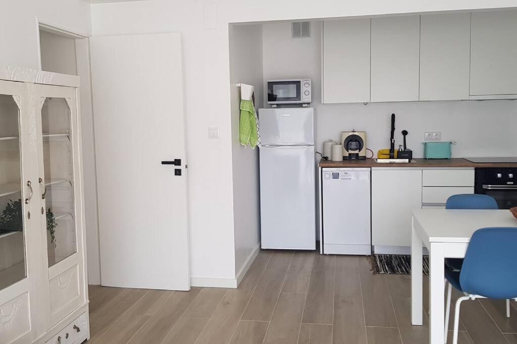 Apartamento Muito Central - 300 Metros Da Praia Daire Costa da Caparica Dış mekan fotoğraf